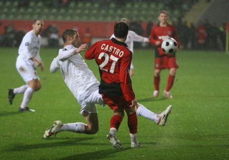 Castro v souboji s Doškem během zápasu Sparty s Leverkusenem v základní skupině Poháru UEFA. | Foto: Ondřej Besperát