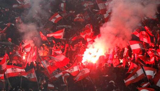 Rakouští fanoušci slaví triumf svého vítěze Koflera | Foto: Reuters