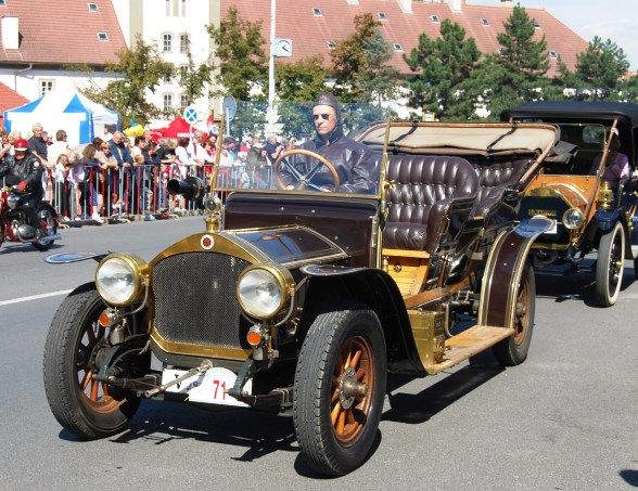 Toto je nejstarší automobil. Vyrobila ho liberecká továrna RAF v roce 1909. | Foto: Radek Pecák