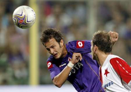 Útočník Alberto Gilardino skóruje přes Martina Latku v utkání Slavie ve Fiorentině ve třetím předkole Ligy mistrů. | Foto: Reuters