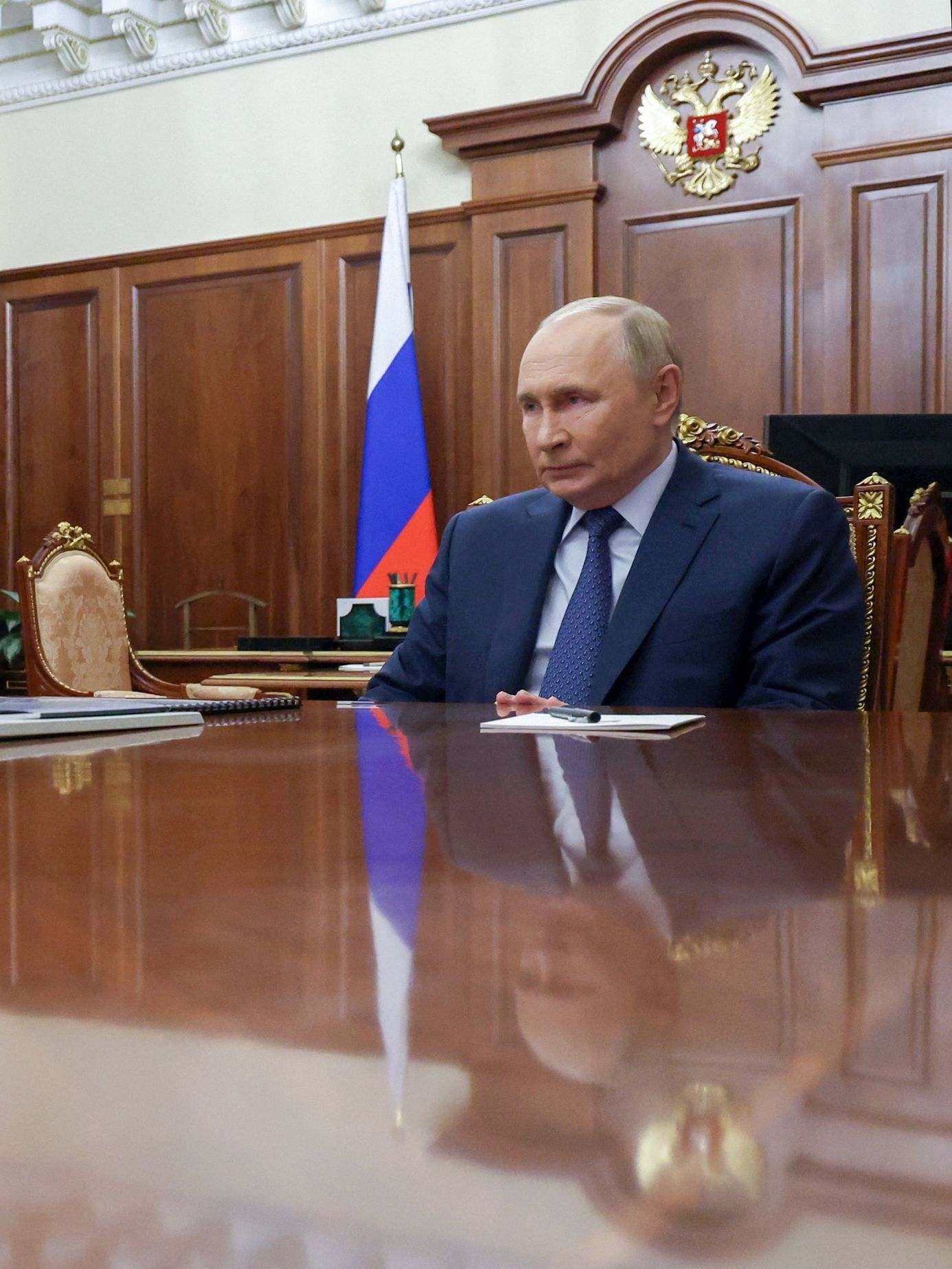 Tahle show Kremlu má trhliny. Na záběrech s Putinem něco nehraje, odhalují to detaily