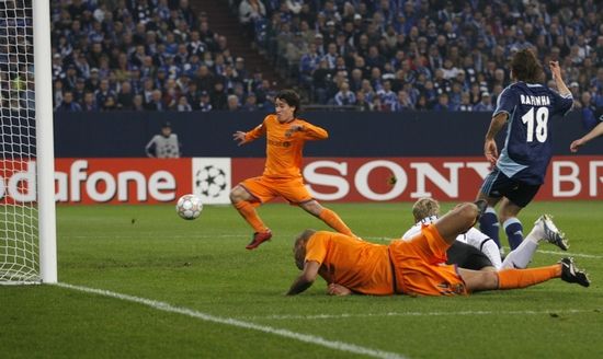 Bojan Krkič dává gól do sítě Schalke 04 ve čtvrtfinále Ligy mistrů | Foto: Reuters