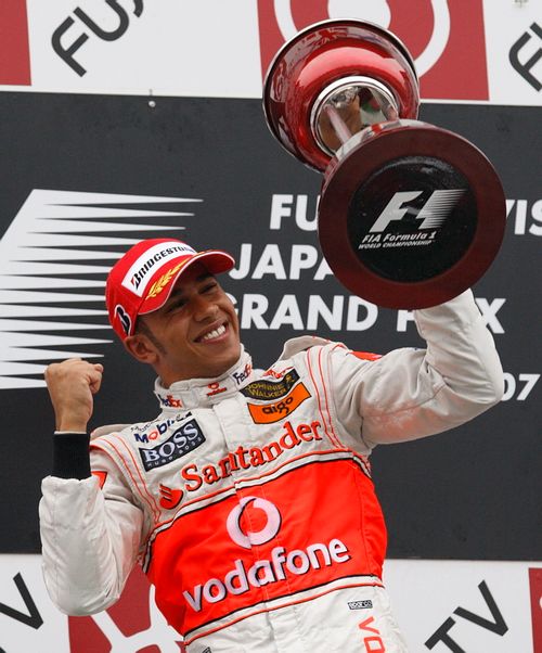 Spokojený Lewis Hamilton drží trofej pro vítěze Velké ceny Japonska formule jedna. | Foto: Reuters