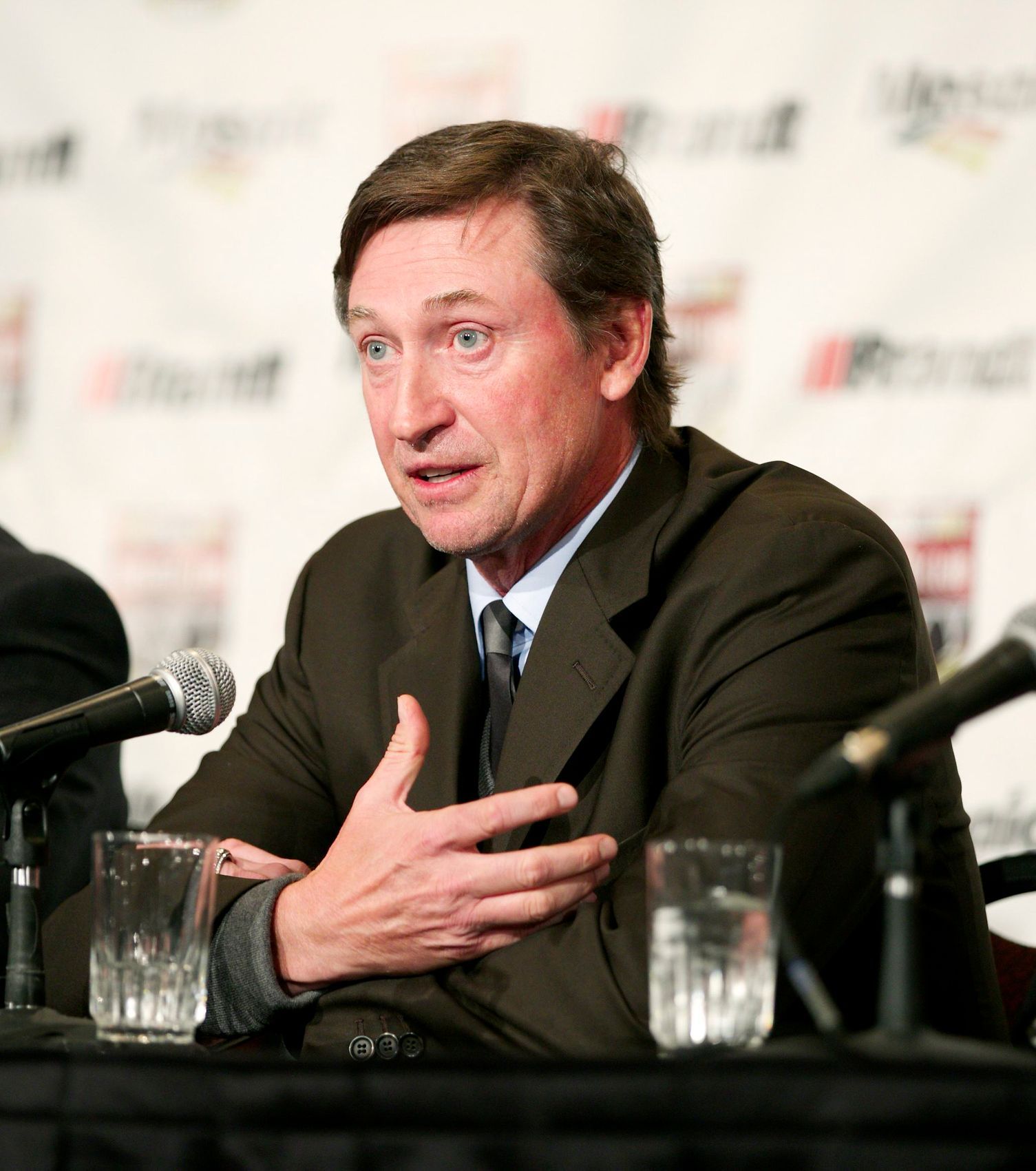 Niech Rosjanie nie grają w mistrzostwach – nalegał Gretzky.  Podkreślił postawę Polaków”.