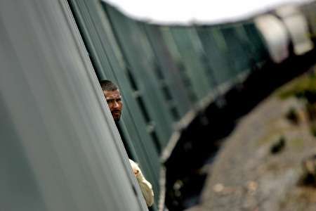 Nebezpečná cesta za štěstím. | Foto: Reuters