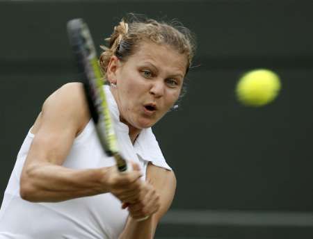 Lucie Šafářová vrací míč jeleně jankovičoví ve třetím kole Wimbledonu. | Foto: Reuters