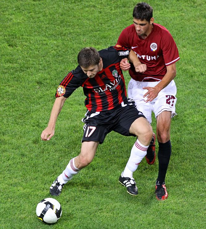 Riste Naumov (FK Viktoria Žižkov, vlevo) a Luboš Hušek (AC Sparta Praha, vpravo) u míče. | Foto: Tomáš Adamec, Aktuálně.cz