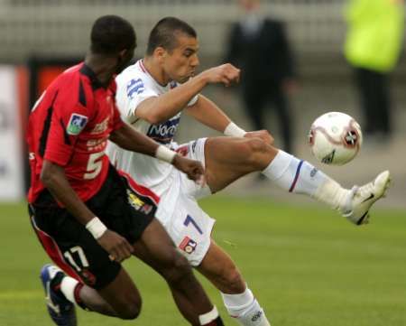 Milan Baroš v posledním zápase proti Mbiovi z Rennes | Foto: Reuters