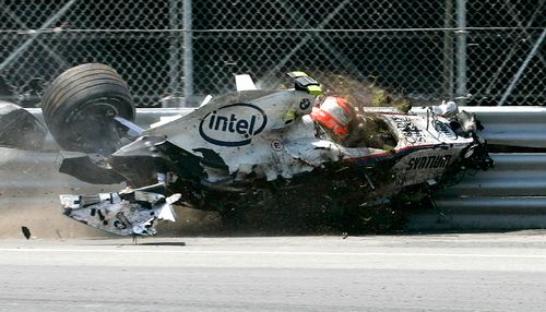 Robert Kubica se svým vozem BMW-Sauber těžce havaroval při Velké ceně Kanady. | Foto: Reuters