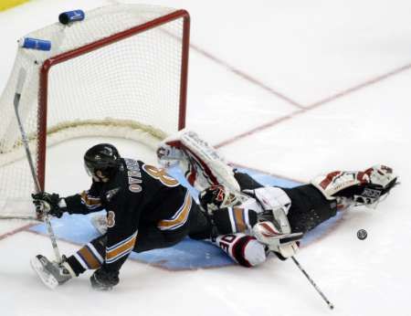 Útočník Washingtonu Alexander Ovečkin ztroskotal v nájezdech na Martinu Brodeurovi z New Jersey. | Foto: Reuters