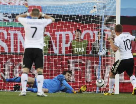 S jeho nedůrazným pokusem si však brankář Vladimir Stojkovič poradil, což nelibě nese Bastian Schweinsteiger | Foto: Reuters