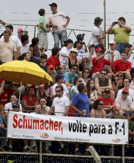 Diváci na motokárovém závodě v brazilském Florianopolisu vyzývají Michaela Schumachera, vrať se. | Foto: Reuters