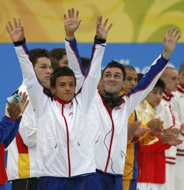 Britská dvojice Tom Daley (vlevo) a Blake Aldridge před startem olympijské soutěže v synchronizovaných skocích z 10metrové věže. | Foto: Reuters