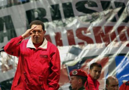 Venezuelský prezident Hugo Chávez zorganizoval na fotbalovém stadiónu v argentinském Buenos Aires protestní mítink proti Georgi Bushovi a "jeho imperialistické politice" | Foto: Reuters