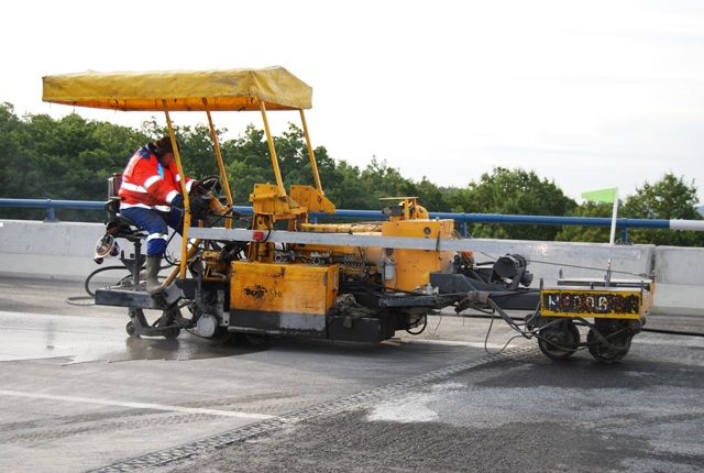 Pak přebytečný materiál speciální frézou seříznout | Foto: Radek Pecák