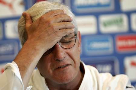 italský kouč Marcello Lippi reaguje během tiskové konference v Římě. | Foto: Reuters