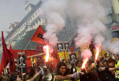 Až deset tisíc lidí vyšlo do vídeňských ulic, aby protestovali proti Georgi Bushovi. | Foto: Reuters