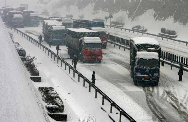 Vánice uzavřela rychlostní komunikace v několika čínských provinciích. | Foto: Reuters