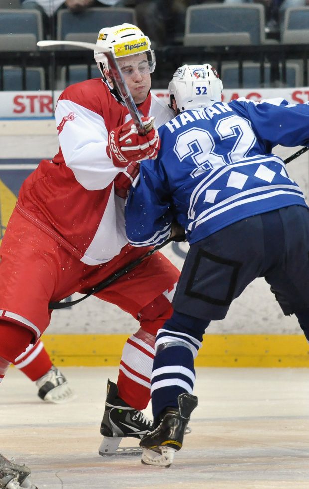 Radek Haman (vpravo) v souboji s Jakubem Krejčíkem | Foto: hc-slavia.cz