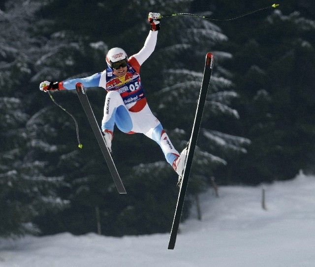 Hrůzostrašný pád Švýcara Albrechta při tréninku na slavný Hahnekamm. | Foto: Reuters