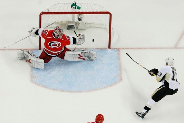 Po vyřazení Capitals v sedmi zápasech si "Tučňáci" smlsi 4:0 na Carolině. | Foto: Reuters