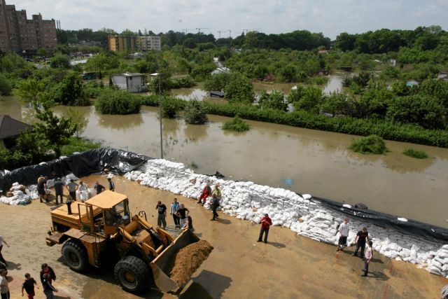 Stavba bariéry ve Wroclawi. | Foto: Reuters