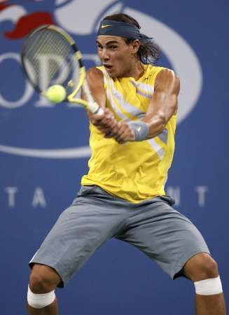 Rafael Nadal vrací bekhendem míč Davidovi Ferrerovi ve čtvrtfinále US Open. | Foto: Reuters