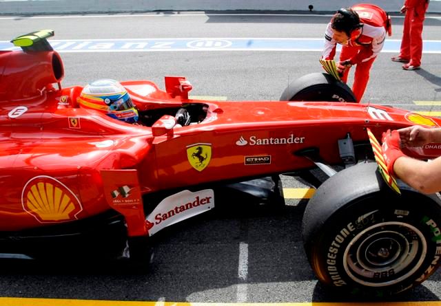 Fernando Alonso totiž na něj ztácí jen desetinku sekundy. | Foto: Reuters