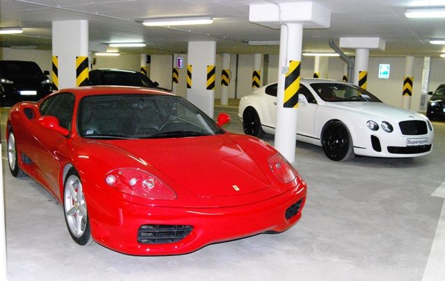 V typické rudé barvě se Ferrari 360 Modena v garáži mezi ostatními sporťáky vyjímá | Foto: Radek Pecák