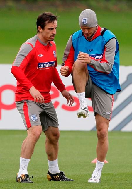 Garry Neville se s Davidem Beckhamem připravuje na duel s Andorrou. | Foto: Václav Rojík, Reuters