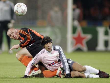 Mariusz Lewandowski (vlevo) ze Šachťaru Doněck v souboji v leže s Ruiem Costou z Benfiky Lisabon. | Foto: Reuters