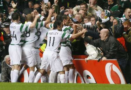 Scott McDonald slaví s fanoušky i spoluhráči vítězný gól | Foto: Reuters