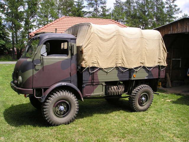 V barvách Tatry . V šedesátých letech podnik montoval vozidla Tatra T-805 (na snímku), s jehož verzí podnikli jednu ze svých expedic i cestovatelé Zikmund a Hanzelka. | Foto: Aktuálně.cz