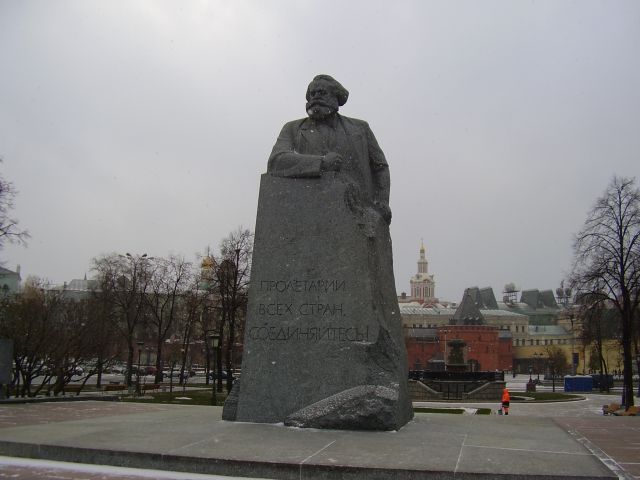 Jen několik desítek metrů od Státní dumy Karel Marx stále vyzývá proletáře všech zemí, aby se spojili. | Foto: Martin Novák