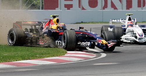 David Coulthard v Red Bullu (vlevo) se dostal do smyku před Robertem Kubicou za volantem monopostu BMW-Sauber. | Foto: Reuters