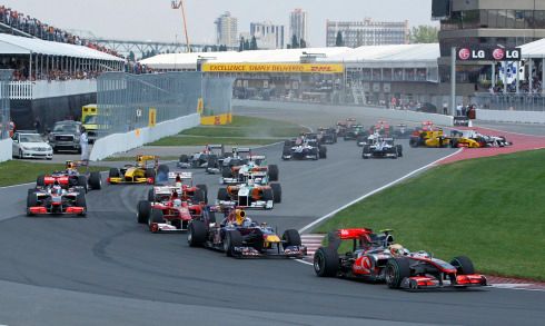 Hamilton těžil hodně ze svého pole position, těžil však také z odvážné, ale úspěšné taktiky. | Foto: Reuters