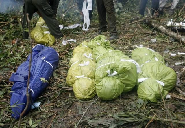 Těla pasažérů ze ztříceného letounu v Kambodži našli záchranáři v hornaté džungli zhruba 150 kilometrů od PhnomPenh. | Foto: Reuters