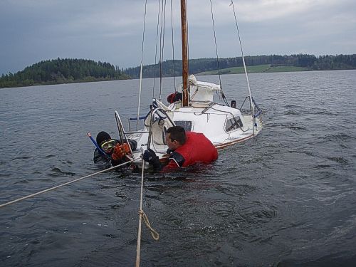 Převrácená plachetnice na Bruntálsku. | Foto: Hasiči Bruntál