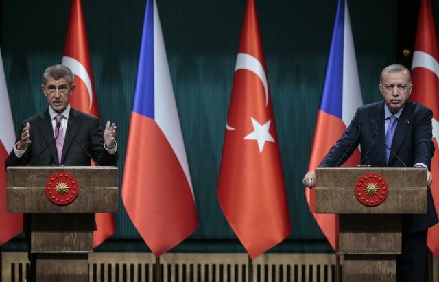 A co bych pro vás ještě mohl udělat? Český premiér Andrej Babiš s tureckým prezidentem Recepem Tayyipem Erdoganem. Ankara, 3. září 2019. | Foto: ČTK/ABACA/AA/ABACA