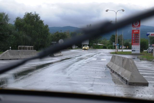 Při výjezdu z něho se pak betonové svodidlo ocitne nebezpečně blízko vašemu pravému boku | Foto: Radek Pecák