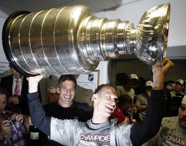 Zřejmě poslední Haškovy okamžiky v NHL. Legendární brankář třímá svůj druhý Stanley Cup v kariéře. | Foto: Reuters