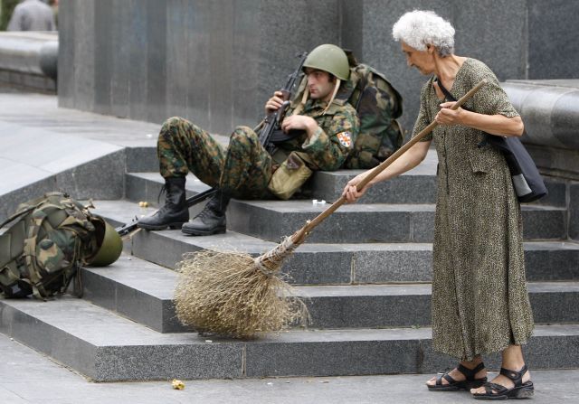 Gruzínský voják odpočívá v centru Gori. | Foto: Reuters