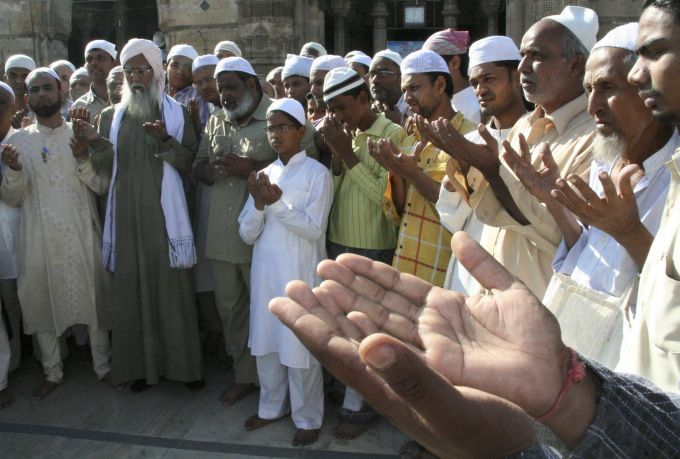 Indičtí muslimové ze západoindického města Ahmedábád se modlí za oběti teroristických útoků v Bombaji | Foto: Reuters