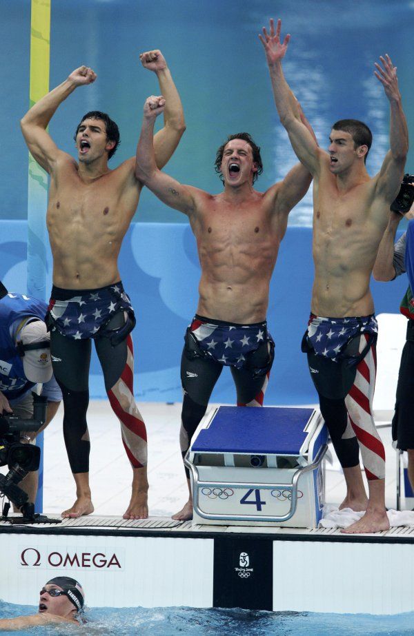 Michael Phelps slaví pátou zlatou medaili z Pekingu, svou jedenáctou olympijskou celkem. Tentokrát ve štafetě na 4x200 metrů. | Foto: Reuters