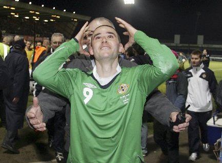 David Healy slaví po konci zápasu se Švédskem. Svými dvěma góly dostal Severní Irsko do čela skupiny F a sebe do čela tabulky kvalifikačních střelců. | Foto: Reuters