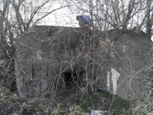 Tento řopík se nachází mezi zemědělsky obdělávanými pozemky mimo zastavěné území Kateřinek, v blízkosti fotovoltaické elektrárny. Jedná se o železobetonovou stavbu z roku 1938, bez napojení na inženýrské sítě, její technický stav odpovídá celkovému stáří. Zájemce přijde minimálně na 31 111 korun. | Foto: Ministerstvo obrany ČR