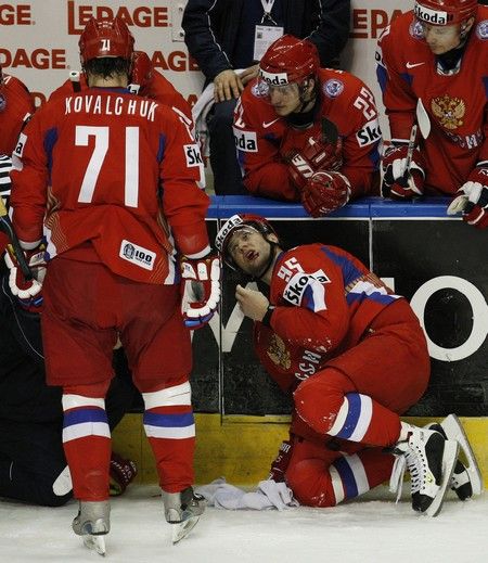 Klečící Alexej Morozov, sleduje svého spoluhráče Kovalčuka po tom, co inkasoval úder hokejkou do obličeje. | Foto: Reuters