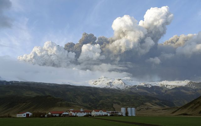 Kouř a popel z islandské sopky se valí Evropou. | Foto: Reuters