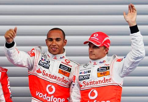 Lewis Hamilton slaví pole position ve Spa, vedle něj stojí třetí Heikki Kovalainen | Foto: Reuters