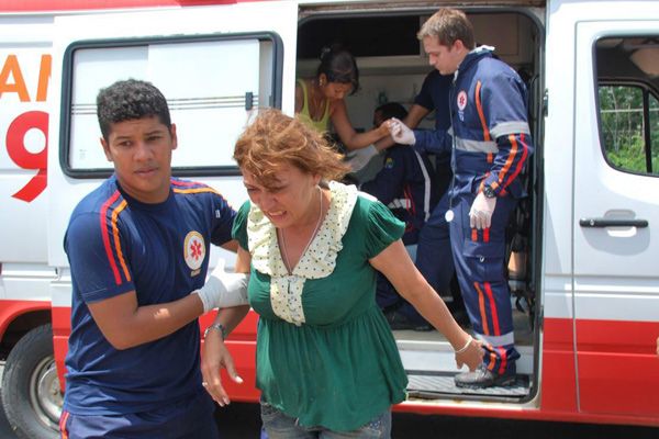 Pasažérka zřícenéhé letounu po převozu do nemocnice. Záběr z brazilské televize Globo. | Foto: Repro: globo.com